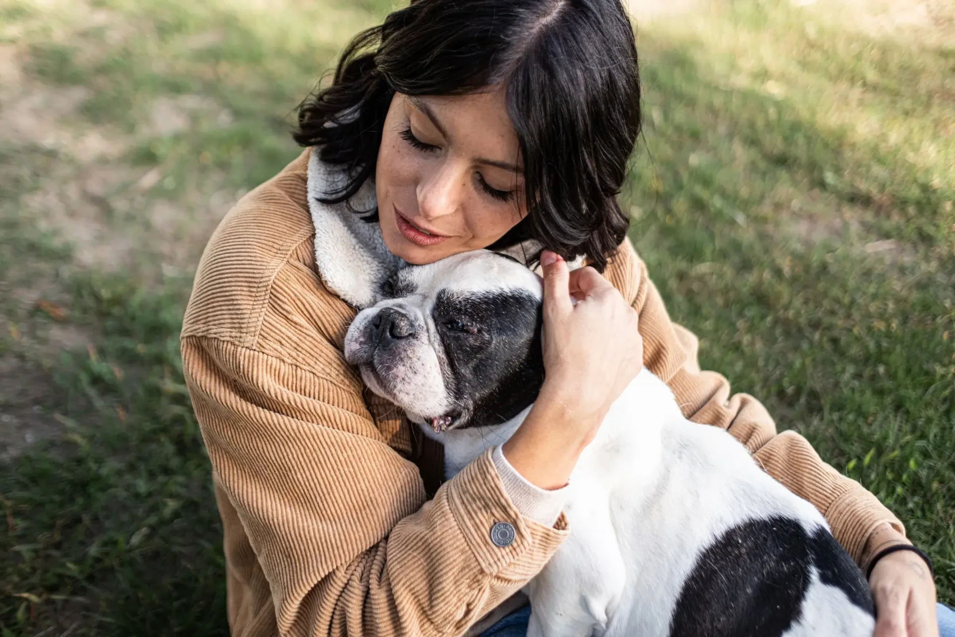 Donna che abbraccia un bulldog francese